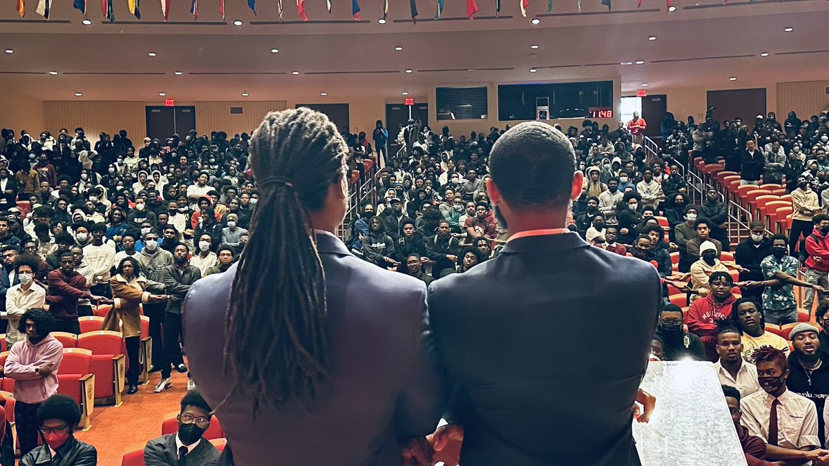 michaelhenry912's tweet photo. This picture speaks volume. This is a picture of over 1000+ Men of Morehouse singing our college hymn at our weekly crown forum. This week I had the honor of leading it, and also introducing our speaker, Mr. Rodney-Spivey Jones. 🙌🏽🙏🏽 #intotiesmorebrotherly https://t.co/cUMkNkNWOw