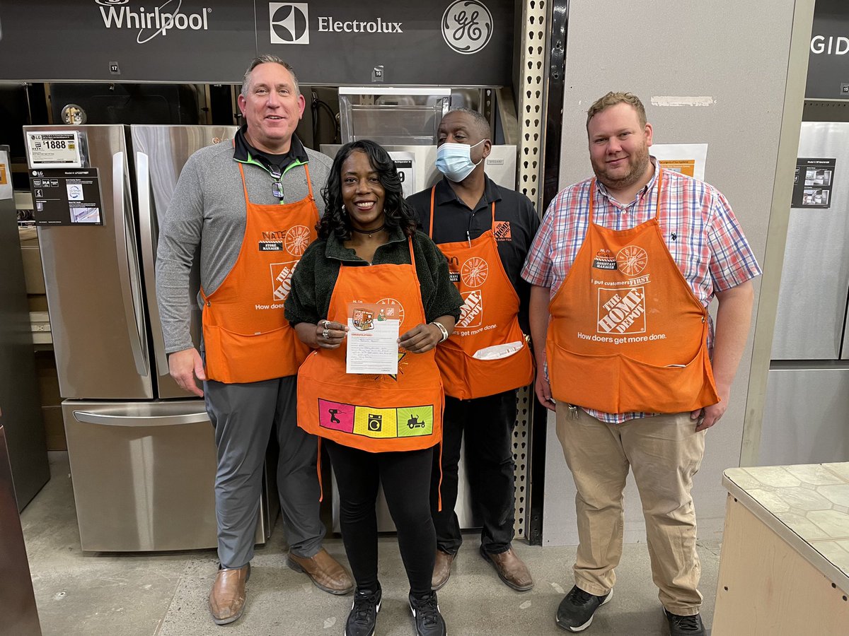 HelenHatch10's tweet photo. Celebrating our awesome specialists. Tamecka was top 10 in district for Hdpp and Steve was specialist of the month. @trayvan25 @bryan_robie @thd_1234 @1234Depot https://t.co/kwbgSJbs4w