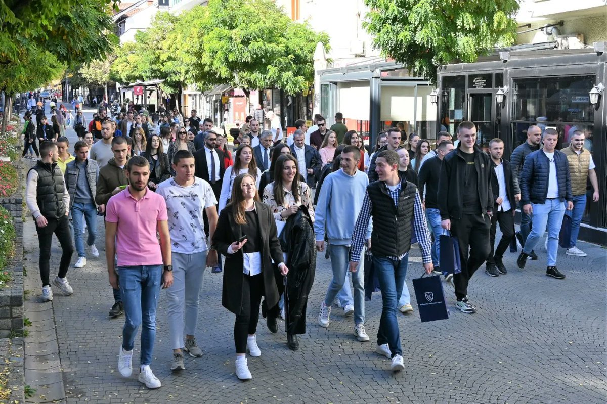 DrSulejmanU's tweet photo. Iskoristili smo priliku i da skupa prošetamo centrom Novog Pazara i razgovaramo sa građanima i kandidatima sa izborne liste #sigurnabudućnost #Bošnjačkojedinstvo #BNV #izbori2022 https://t.co/8E674Z9Vgc