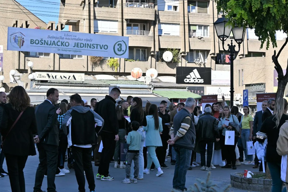 DrSulejmanU's tweet photo. Iskoristili smo priliku i da skupa prošetamo centrom Novog Pazara i razgovaramo sa građanima i kandidatima sa izborne liste #sigurnabudućnost #Bošnjačkojedinstvo #BNV #izbori2022 https://t.co/8E674Z9Vgc