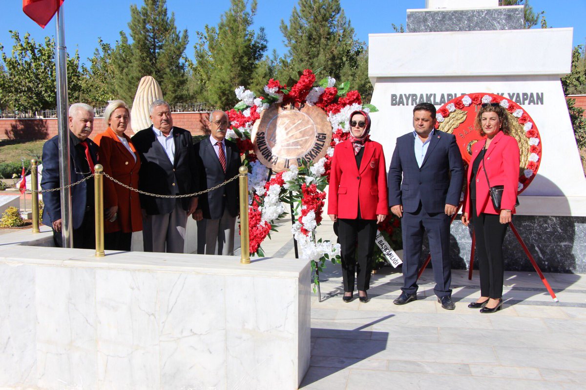 CHP Şanlıurfa İl, Haliliye,Karaköprü ve eyyübiye İlçe yönetimleri, kadın ve Gençlik kollarıyla, 29 Ekim #Cumhuriyet Bayramı vesilesiyle Osmanbey Şehitliği’nde Atatürk Anıtına Çelenk bıraktık.#CumhuriyetBayramı kutlu olsun
