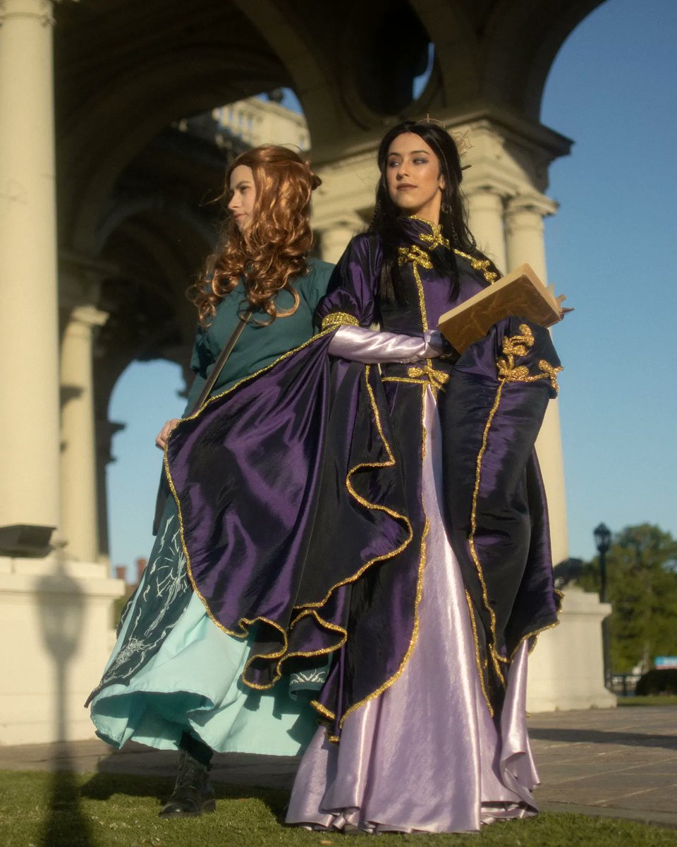 lenlaegrim's tweet photo. 👑 👑 👑
Jasnah: @lenlaegrim
Shallan: @/lamalellamaleluna.art (IG)
📷 @/morarte.adv (IG)
#Cosmere #CosmereCosplay #StormlightArchive #Stormlight
#ElArchivoDeLasTormetas #JasnahKholin #ShallanDavar #BrandonSanderson https://t.co/mtCccXZBwm