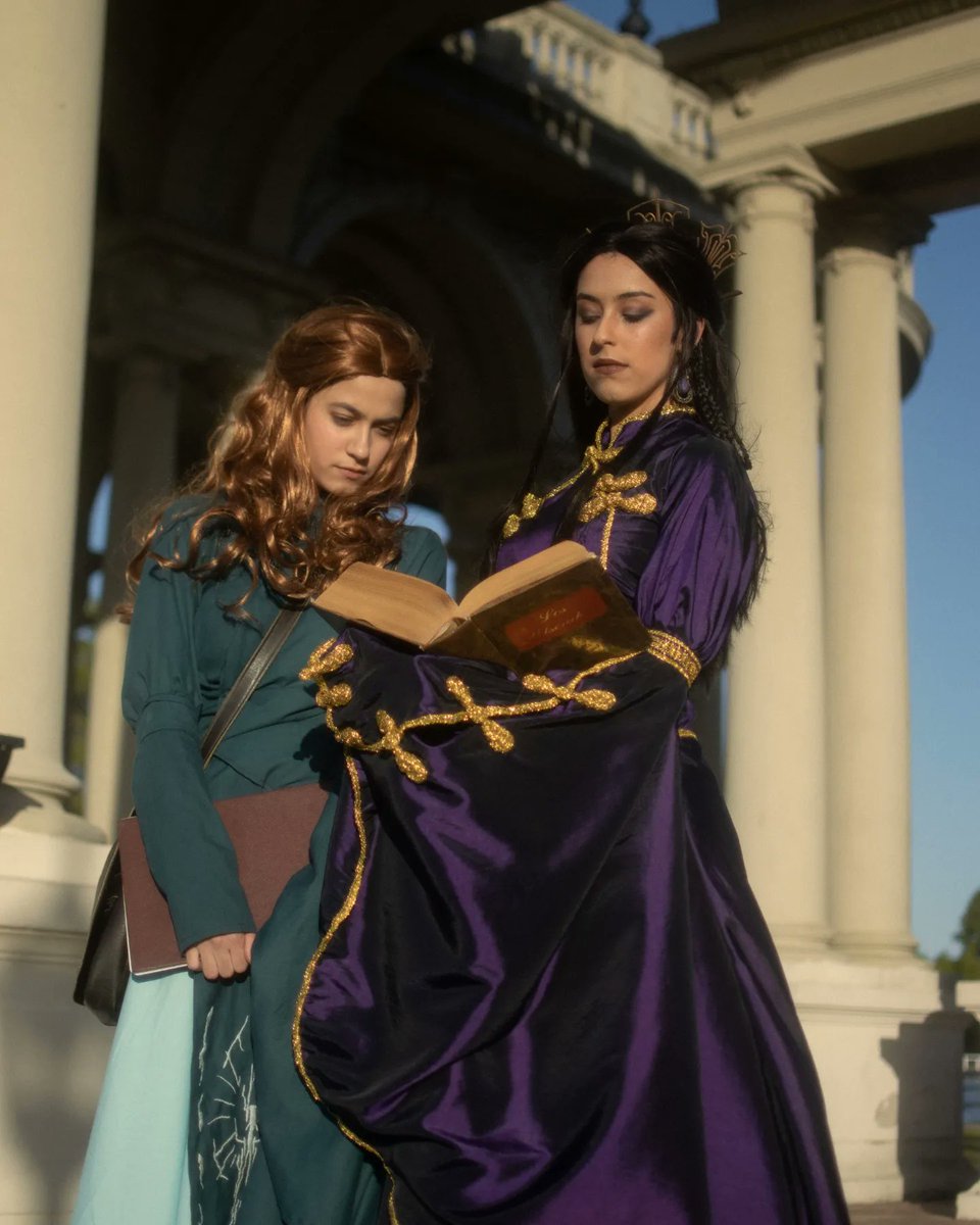 lenlaegrim's tweet photo. 👑 👑 👑
Jasnah: @lenlaegrim
Shallan: @/lamalellamaleluna.art (IG)
📷 @/morarte.adv (IG)
#Cosmere #CosmereCosplay #StormlightArchive #Stormlight
#ElArchivoDeLasTormetas #JasnahKholin #ShallanDavar #BrandonSanderson https://t.co/mtCccXZBwm