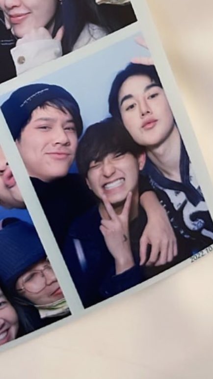 pikachinon's tweet photo. 🫂🫂yes nanon, keep keeping ur arms around chimon while i keep mine around all midyears and cry out salt water out of our eyes #ลักยิ้มกินพีช https://t.co/VXQu2RmGxi