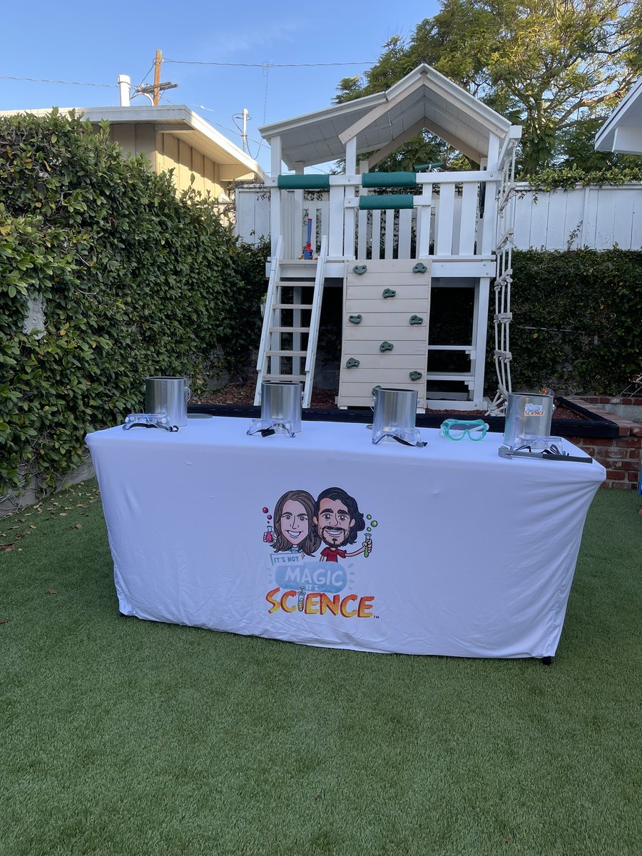 JayFlores2032's tweet image. Today’s office with some special friends in Los Angeles! 

#stem #scienceathome #scienceexperiments