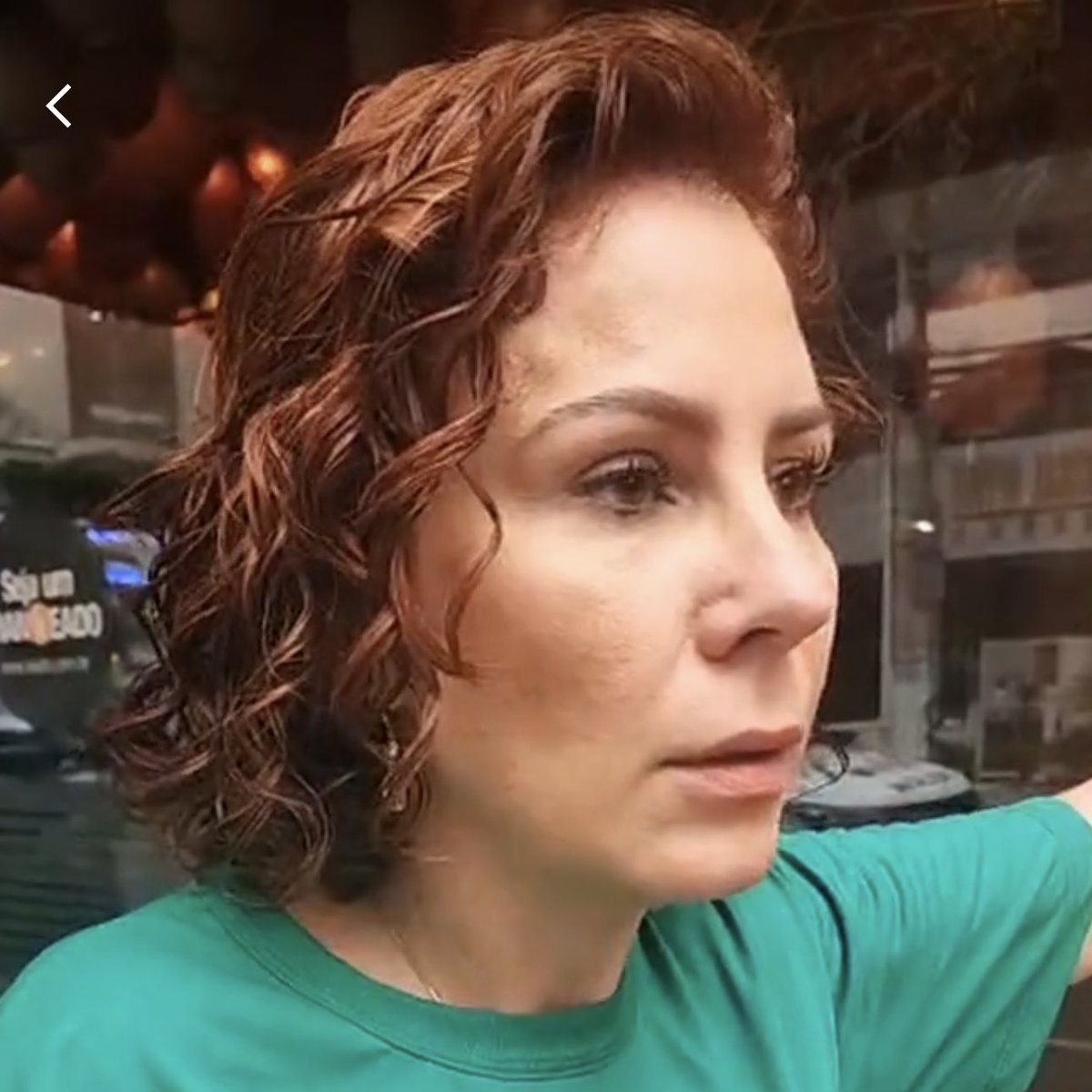 choquei's tweet photo. 🚨AGORA: Bolsonarista Carla Zambelli se pronuncia após sacar a arma para petista: 

“Um homem negro veio pra cima de mim. Me machucaram. Me chamaram de vagabunda e de prostituta. #Eleições2022 https://t.co/9xObUtf8L0