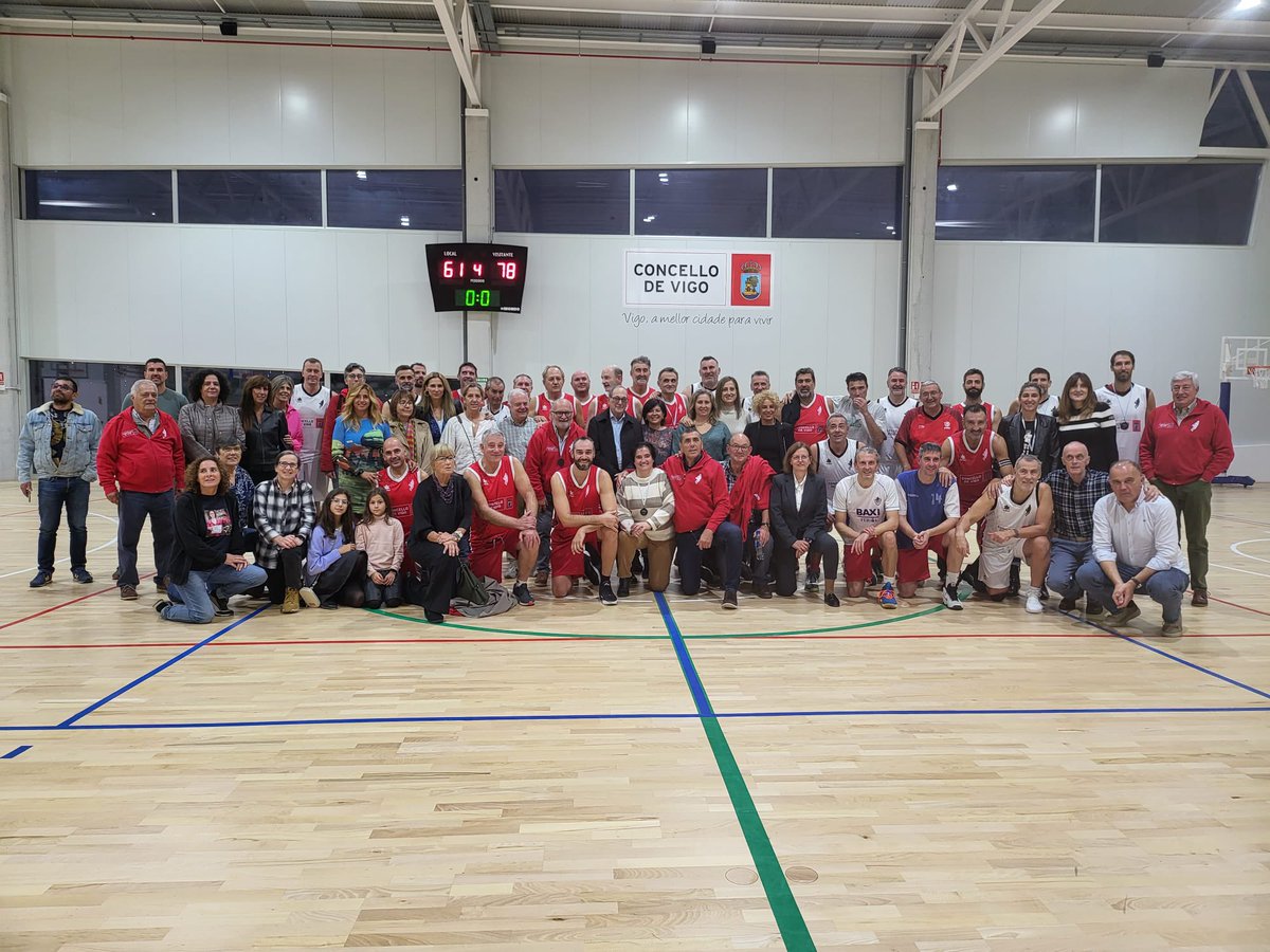 Foto de familia y que sirve de agradecimiento a “las leyendas” del baloncesto gallego que hoy nos acompañaron en una gran tarde de basket en conmemoración del VI Memorial Quino Salvo, y que además sirvió como inauguración del nuevo pabellón municipal de Quirós (Sárdoma).