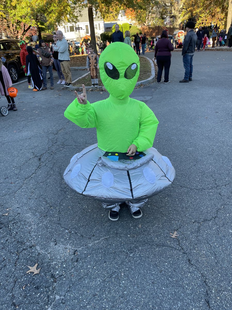 Photo both and aliens at Roosevelt’s Fall Festival Thanks PTO ⁦<a href="/RoosMelrose/">Roosevelt School</a>⁩ ⁦<a href="/MelrosePS/">MelrosePublicSchools</a>⁩