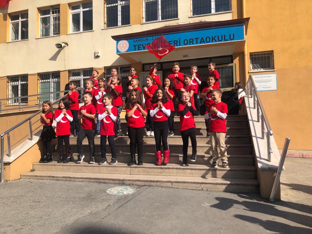 Bizde bayramı böyle gördük...
Velilerimiz, öğrencilerimiz ve öğretmenlerimizin katılımıyla Cumhuriyetimizin 99. Yılını coşkuyla kutladık. Emek veren tüm öğretmenlerimize teşekkür ediyoruz. Cumhuriyet Bayramımız Kutlu Olsun...