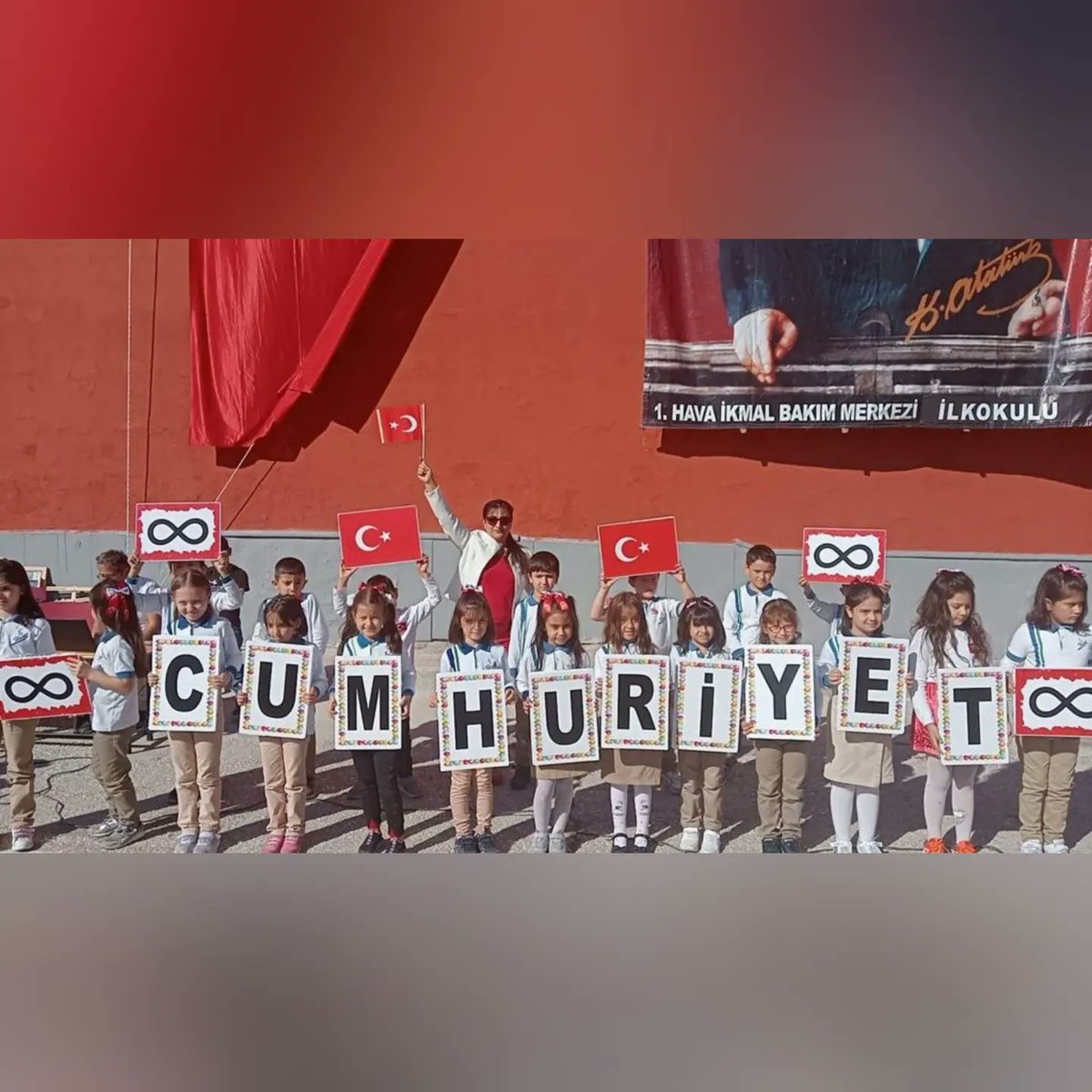 TurkeyPlus's tweet photo. 29 Ekim Cumhuriyet Bayramı okulumuzda coşkuyla kutlandı.Öğrencilerimizin yaptığı gösteriler,söylediği şarkılar ve ritm grubu görsel bir şölen yaşattı.🇹🇷🇹🇷🇹🇷
@tcmeb 
@ABBaskanligi @ulusalajans
@EskisehirMem
@odunpazarimem @1Havaikmal
@one_climate
@ErasmusWater https://t.co/17DUBLyBB4