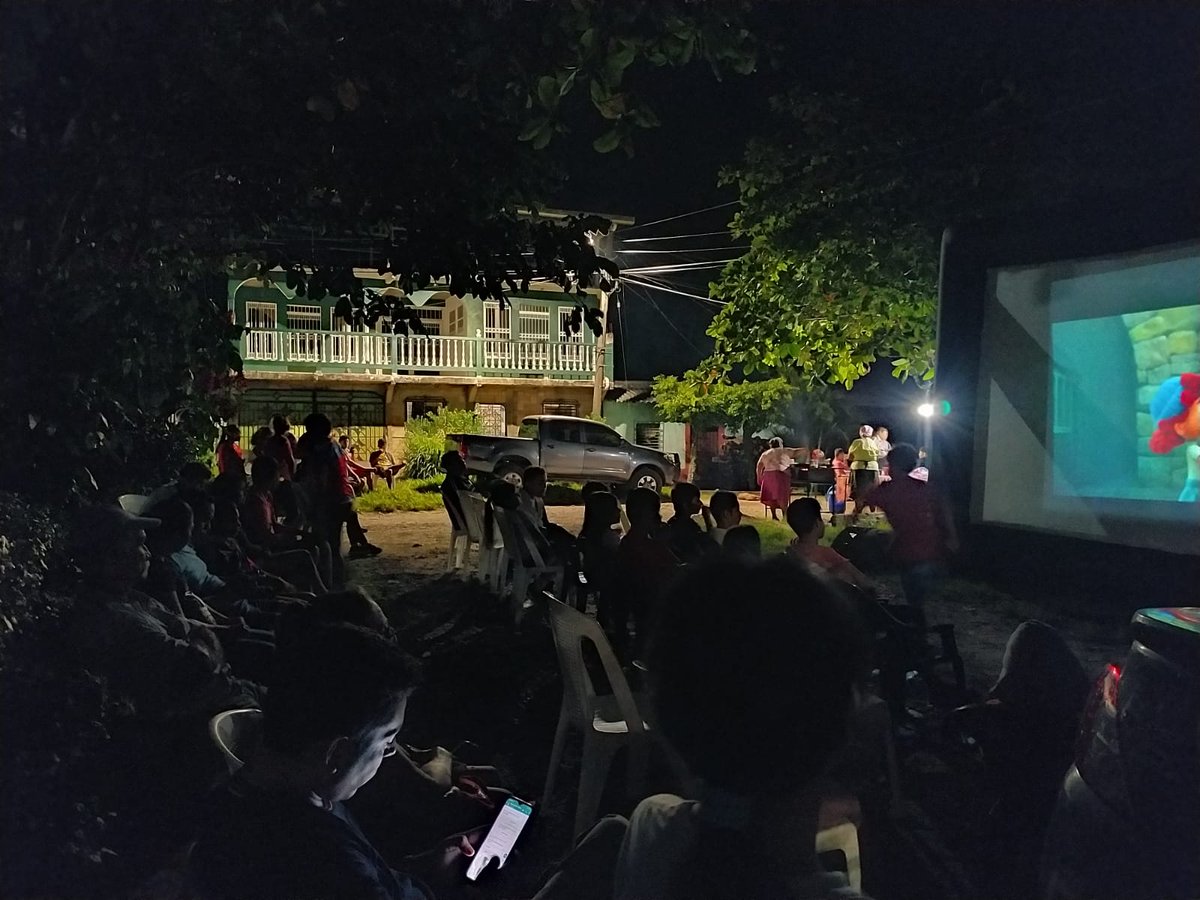 jovenesliberta2's tweet photo. En un trabajo articulado con la unidad de atención psicosocial de la dirección de reconstrucción del tejido social @TejidoSocialSv el día de ayer se realizó el primer cine🎬📽 comunitario en nuestra comunidad la valezuela, https://t.co/7WXCuEwcUH