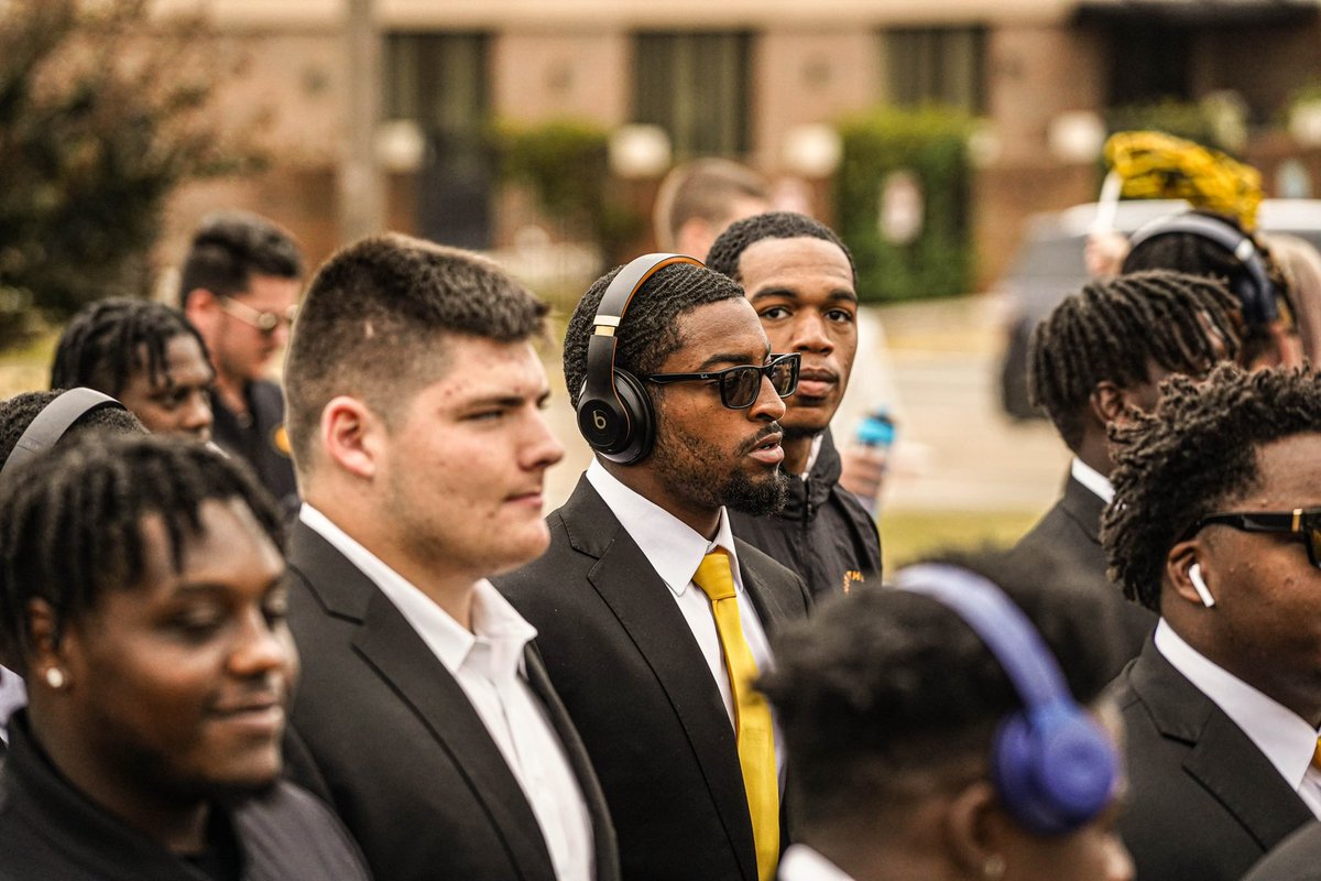 𝗬𝗼𝘂’𝗿𝗲 𝗲𝗶𝘁𝗵𝗲𝗿 𝘄𝗶𝘁𝗵 𝘂𝘀…𝗼𝗿 𝗮𝗴𝗮𝗶𝗻𝘀𝘁 𝘂𝘀💯

#TigerWalk | #GramFam | #ThisIsTheG🐯🏈