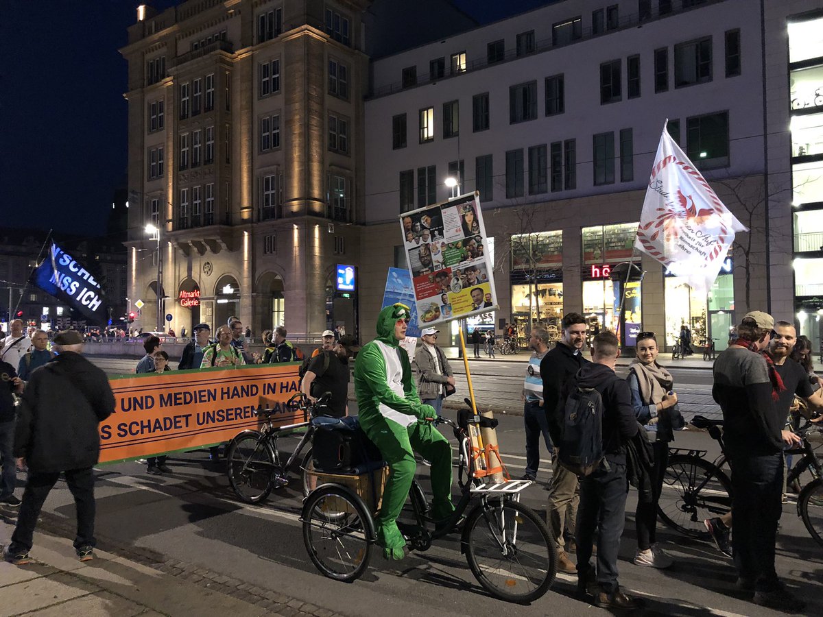 Schmanle's tweet photo. Während die Spitze des Aufzugs von #Querdenken vor einiger Zeit Theaterplatz erreicht hat, ist das Ende noch auf Wildsdruffer Straße. #DD2910 https://t.co/hsKZjfpOh4