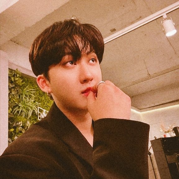 dwaekkitya's tweet photo. 🥞 #hyunbin!au где Хенджин обожает петь во время готовки, а Чанбин просто однажды сел у того под балконом ⚟ https://t.co/OXKP5zjWi6
