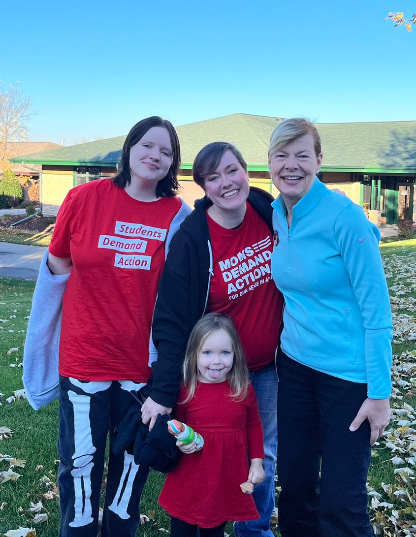 10 MORE DAYS!!🗳️ 
It's a @MomsDemand & @StudentsDemand #WeekendOfAction! So excited that @ChrisMurphyCT & @tammybaldwin joined us this a.m. to help #GOTV for WI #GunSenseCandidates @TheOtherMandela @Tony4WI & @JoshKaulWI so many others! 🤩
#MomsAreEverywhere #WatchUsWork