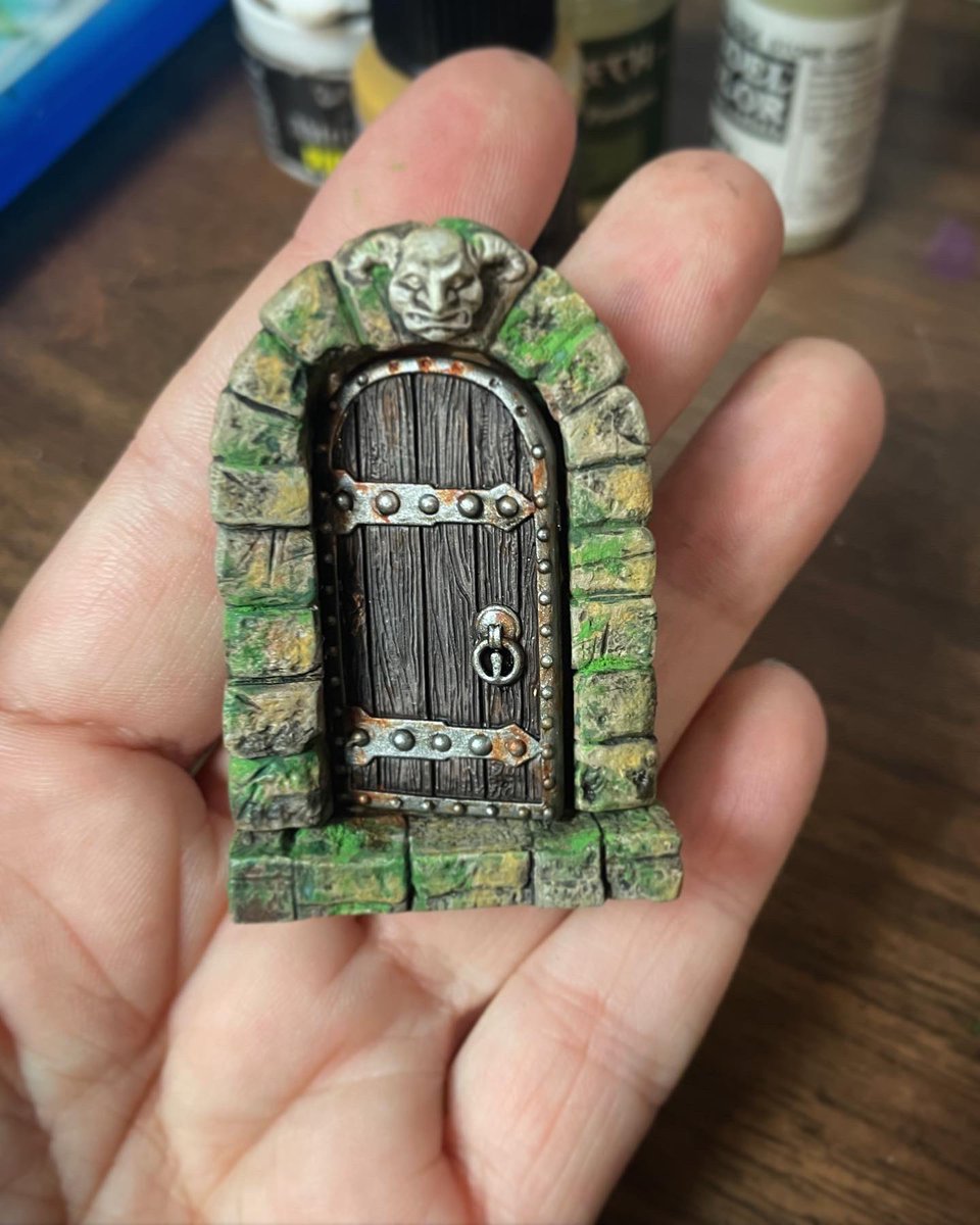 Nerfblat's tweet photo. A door is painted and assembled. Now to add some vines and dirt and such. Turning out very adventurey ๐๐๐ #paintingminiatures #dnd #adventure #opensaysme https://t.co/dVGU6OAQ10