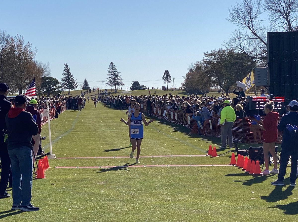 Lewis Central’s Ethan Eichhorn takes the Class 3A #iahsxc individual title in 15:32.5! Holds off Marion’s Jedidiah Osgood (15:34.2) and Western Dubuque’s Isaiah Hammerand (15:49.1) in competitive race 🧢
🏅 iahsaa.org/cross-country/…