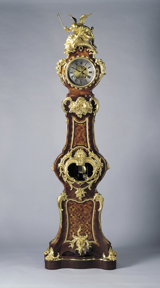 Remember that the #clocksgoback tonight if you’re in the UK. This longcase #clock, topped by a figure of Father Time, was purchased by George III and appears in a portrait of Queen Charlotte with her 2 eldest children at Buckingham House, by the artist Zoffany.