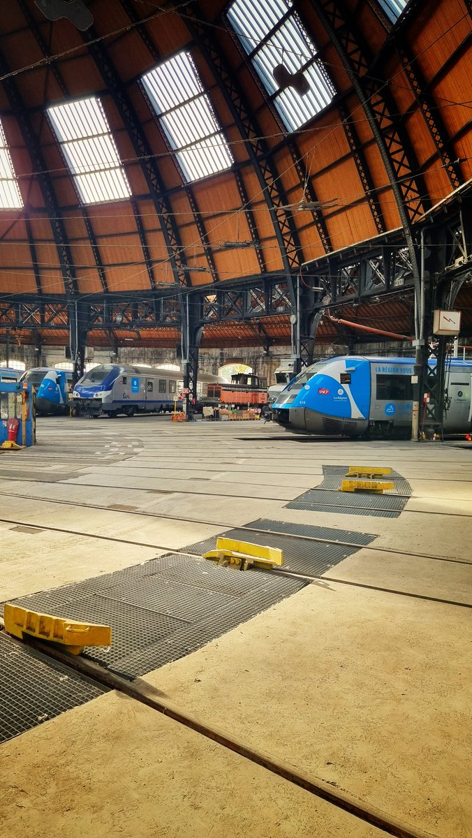 benjamin26120's tweet photo. Visite sympa de la rotonde ferroviaire de #chambery 😎 
#sncf #rotonde #patrimoine https://t.co/PDWvLv3U16
