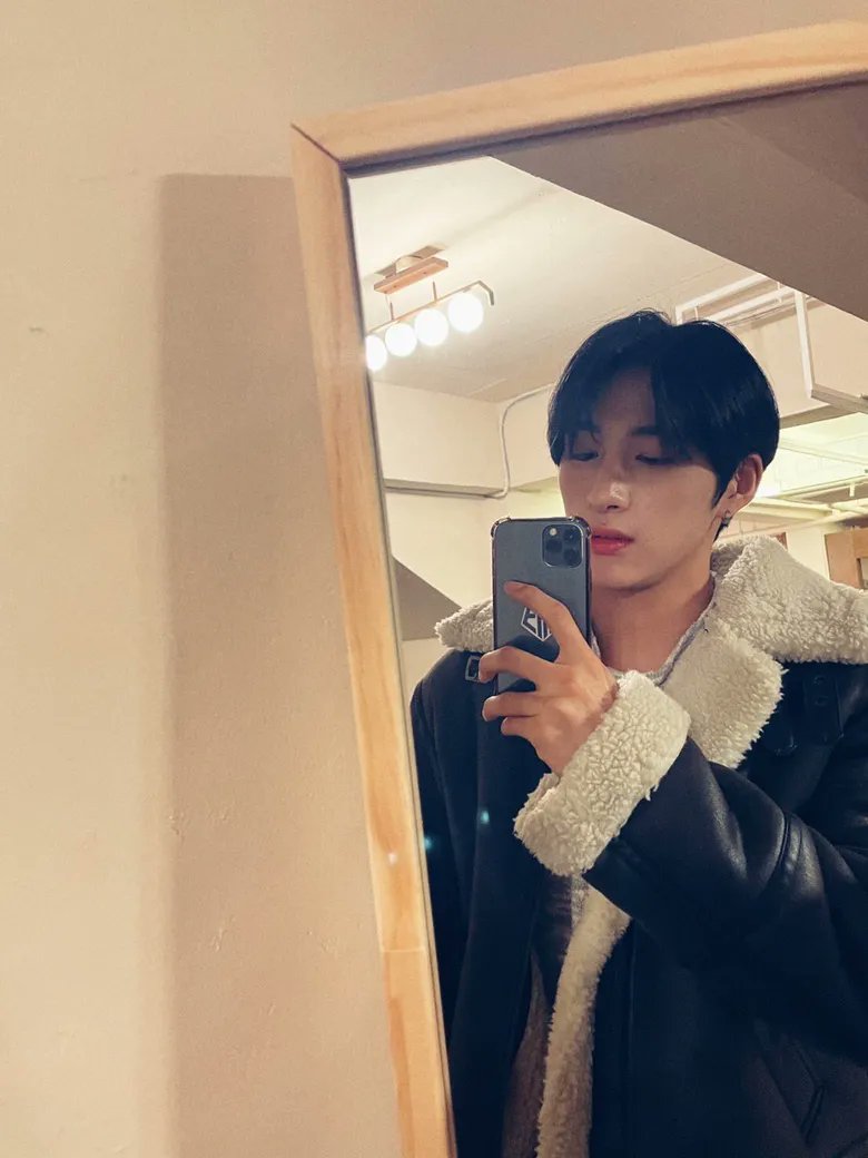 LimJiminBR's tweet image. 6. O Oppa vai curar sua alma danificada 😇🤩
#FotoNoEspelho #VisualPerfeito #PorQueEssaJaquetaPareceAMelhorNoJiMin