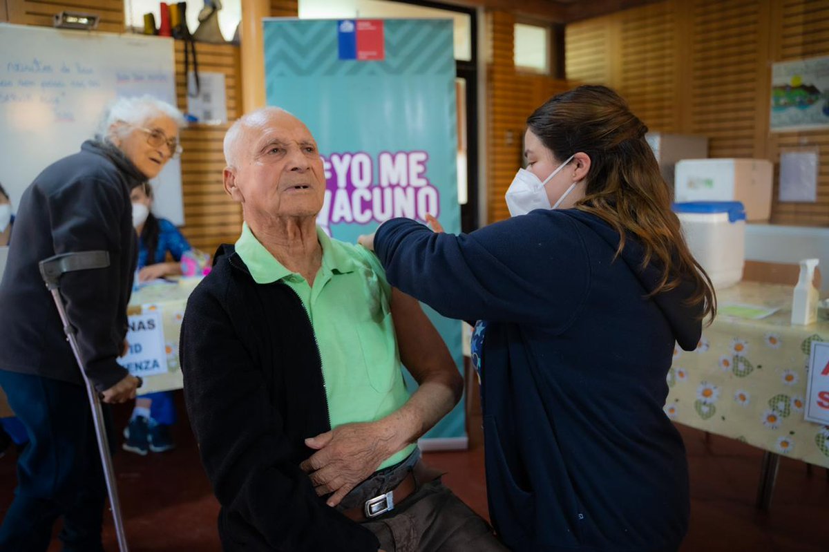 SeremiSaludM's tweet photo. La seremi de Salud Gloria Icaza junto a los equipos de la Autoridad Sanitaria, llegaron hasta el ELEAM San Juan Apóstol de la comuna de San Clemente, donde continuaron con la vacunación Bivalente para los mayores de 80 años que estaban en el recinto. 

#SeguimosCuidándonos https://t.co/pTF3V7Gb1R