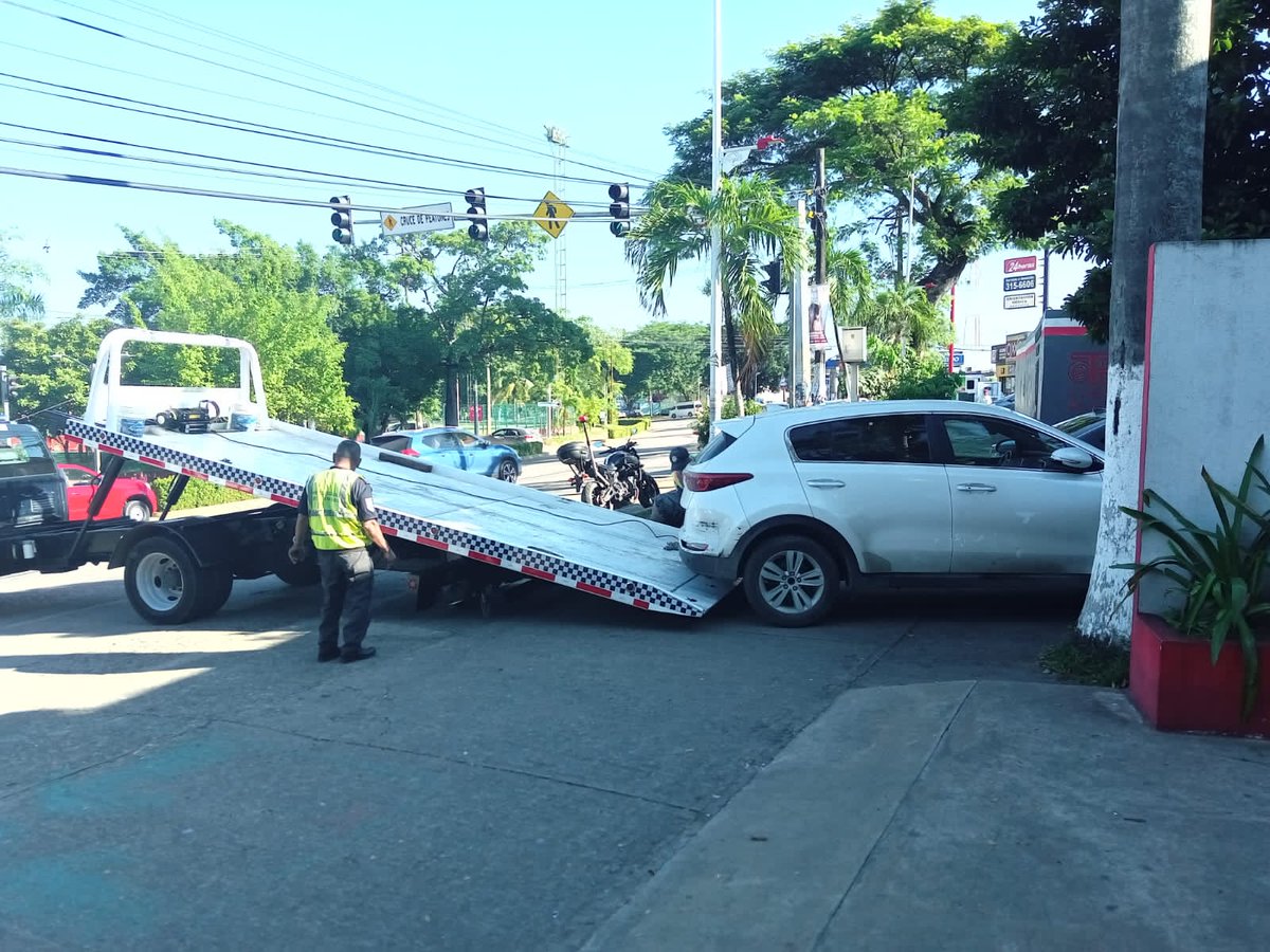 SSPCTabasco's tweet photo. En el marco del operativo #Tianguis que implementa la #PECTabasco un vehículo fue detenido en el Circuito Deportiva, frente al Colegio de Bachilleres, por estacionarse sobre la banqueta, un espacio diseñado para los peatones 🚶‍♀️🚶‍♂️ https://t.co/31jigdNT0U