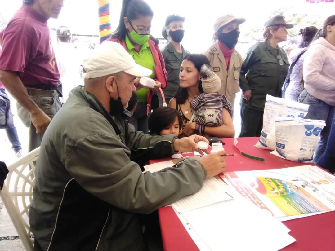 Sofi_256lp's tweet photo. El gobernador @JEHYSONGUZMAN, hizo este sábado el Plan de Atención a las Víctimas de la Guerra Económica en el municipio Santos Marquina, atendiendo a los afectados por las precipitaciones, con el despliegue del Sistema de Misiones y ejecutivo regional.

#VenezuelaTierraDePaz https://t.co/SqWLOTglM2