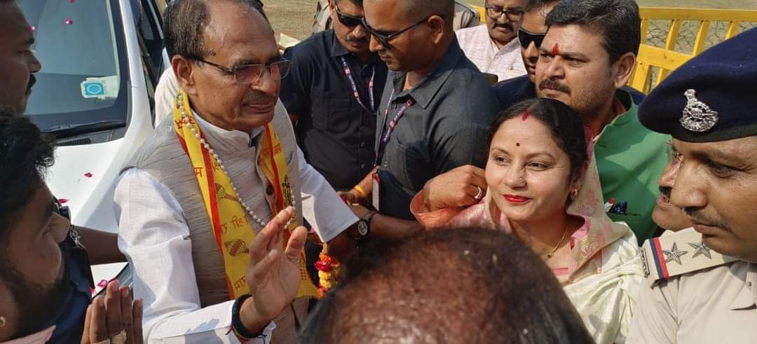 मोनिया महोत्सव बिजावर जिला छतरपुर में माननीय मुख्यमंत्री जी से रोजगार सहायक संगठन की मांगों को प्रमुखता से रखा जिसमें उन्होंने कहा कि हम बहुत जल्द देखेंगे.
