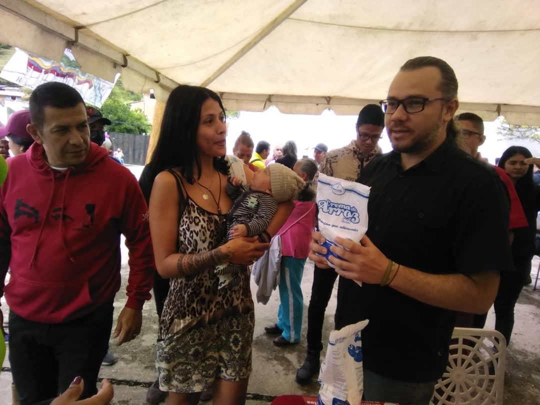 Sofi_256lp's tweet photo. El gobernador @JEHYSONGUZMAN, hizo este sábado el Plan de Atención a las Víctimas de la Guerra Económica en el municipio Santos Marquina, atendiendo a los afectados por las precipitaciones, con el despliegue del Sistema de Misiones y ejecutivo regional.

#VenezuelaTierraDePaz https://t.co/SqWLOTglM2