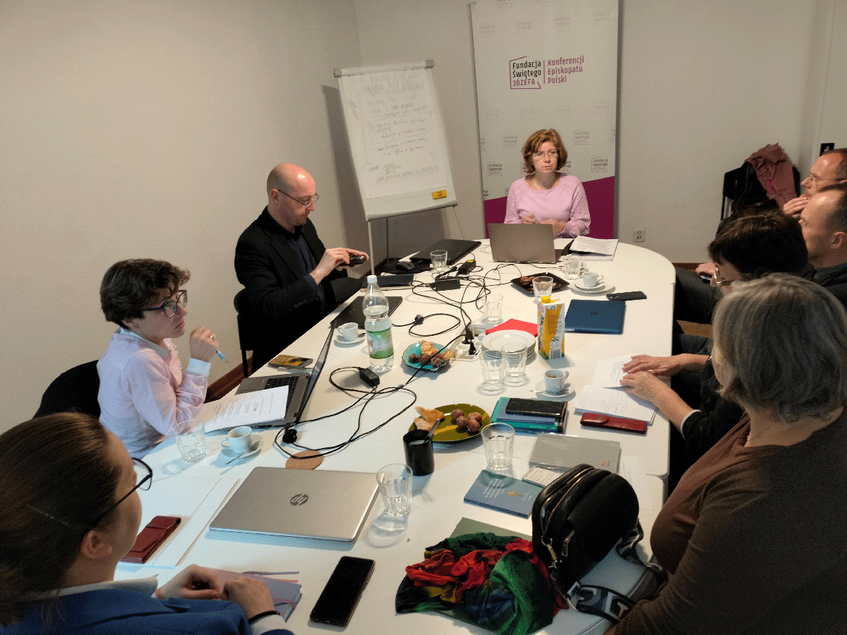 OchronaKEP's tweet photo. Gotowi wysłuchać i wesprzeć, pełni empatii i profesjonalnie przygotowani... Dziś pracownicy punktów konsultacyjnych dla zranionych spotkali się w Warszawie z @mtitaniec #FundacjaJózefa i ks. @piotrstudnicki. 

#PunktKonsultacyjny #Poznań #Gniezno #Kalisz #Ciechanów #wkrótcenowy https://t.co/XeRMRSA4e5