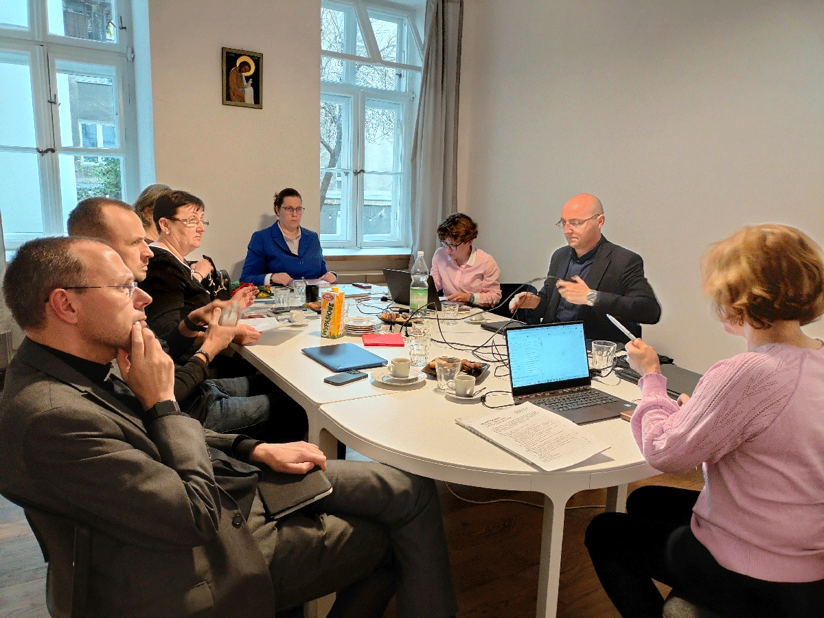 OchronaKEP's tweet photo. Gotowi wysłuchać i wesprzeć, pełni empatii i profesjonalnie przygotowani... Dziś pracownicy punktów konsultacyjnych dla zranionych spotkali się w Warszawie z @mtitaniec #FundacjaJózefa i ks. @piotrstudnicki. 

#PunktKonsultacyjny #Poznań #Gniezno #Kalisz #Ciechanów #wkrótcenowy https://t.co/XeRMRSA4e5