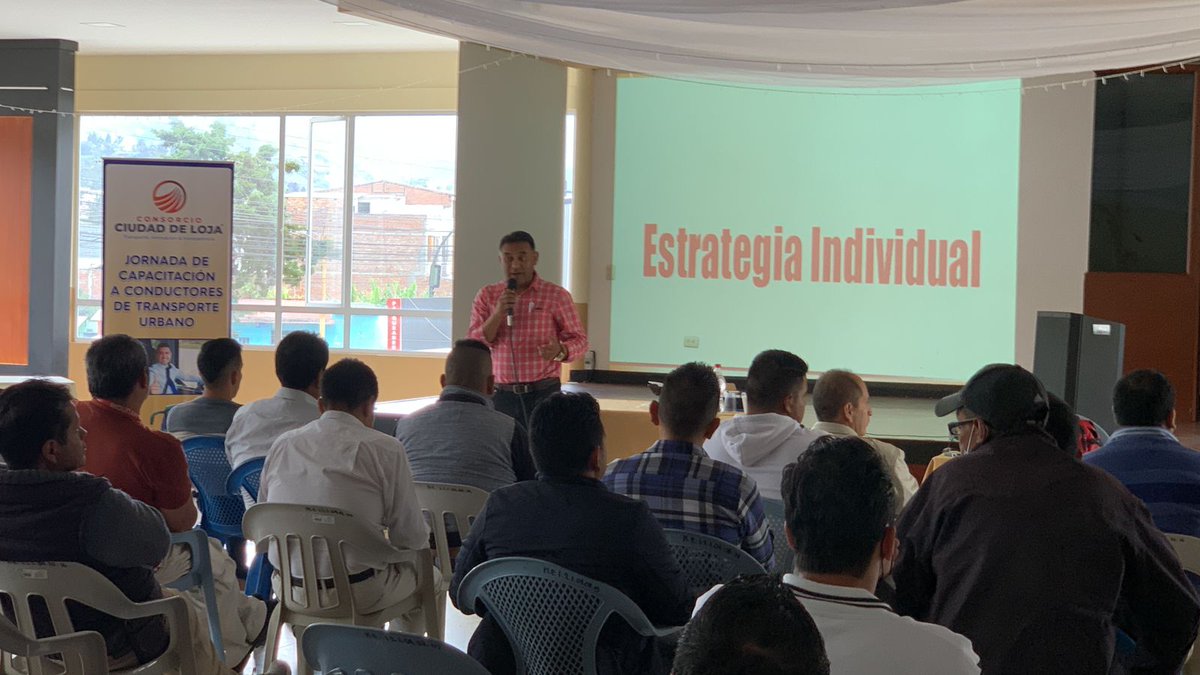 Jorge Jumbo, director de Movilidad, Tránsito y Transporte de la <a href="/AlcaldiaLoja/">Municipio de Loja</a> participó del último día de capacitación a conductores de #transporteurbano 🤝🚍. Felicitó al directorio por cumplir activamente con sus obligaciones y estar comprometidos con el servicio público 🤝