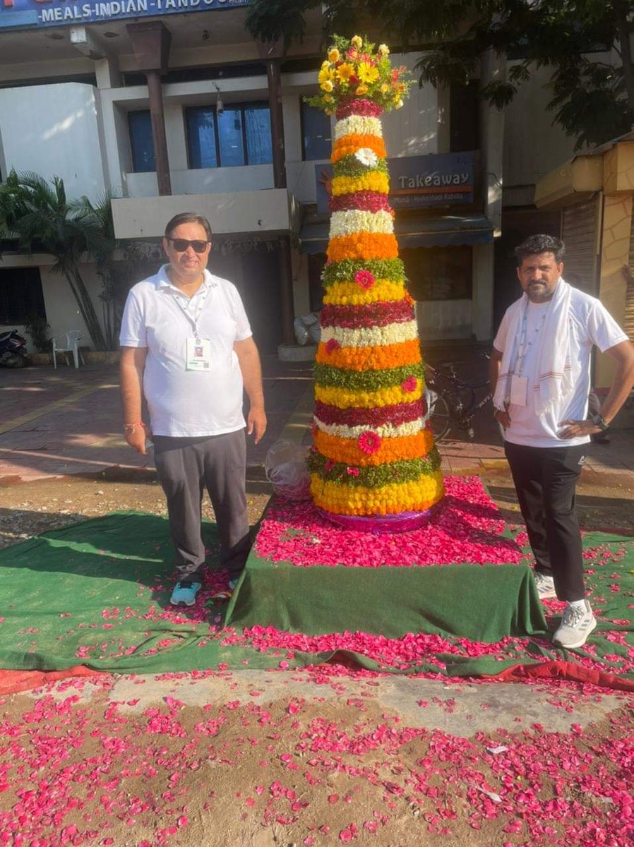 Pramodsehwaginc's tweet photo. या तो 'अम्बर में कुंतल जाल' था या फिर इस समय भारत जोड़ने को चली मशाल है।

तेलंगाना बड़ा इतिहास रचने की तैयारी में है।

#BharatJodoYatra 
@RahulGandhi 
@DeependerSHooda https://t.co/6NOlvy4VFx