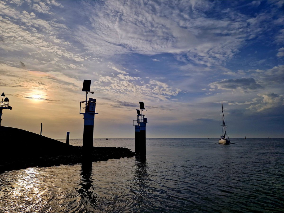 ArjaKastelein's tweet photo. #Harlingen #harlingenwelkomaanzee #Fryslân #bootjes #mooiestadaanhetwad #mooieluchten #wolkenlucht #witteswaen #waddenzee #veerboot #doeksen ⚓️ https://t.co/aG7Z4hHxcf