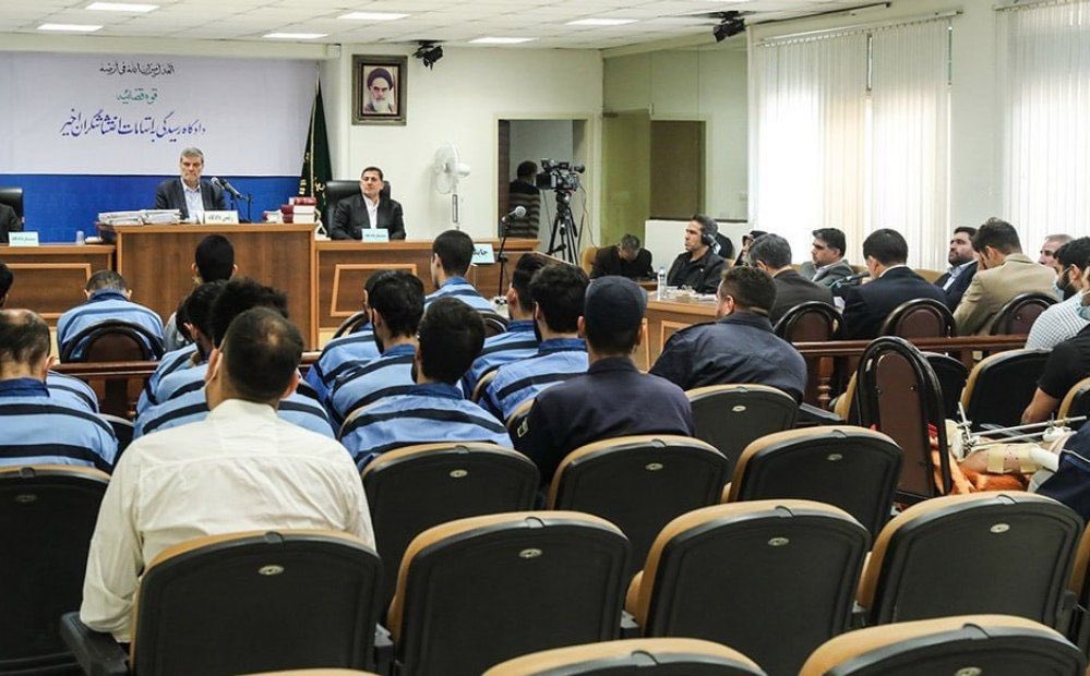 Heute war in Teheran Auftakt im ersten Prozess gegen mehrere Iraner,die während der jüngsten Proteste festgenommen wurden. Ihnen wird unter anderem “Krieg gegen Gott”vorgeworfen, es droht die Todesstrafe. Ingesamt sind bereits mehr als 1000 Menschen im Zuge der Proteste angeklagt