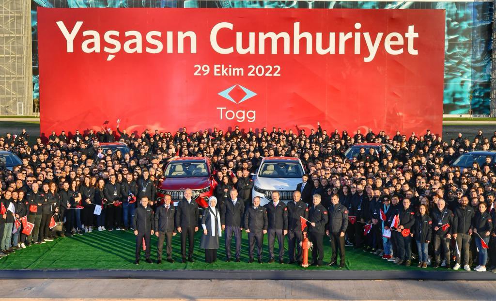 Sözümüzü tuttuk.

Türkiye’nin otomobilini yaparız dedik ve yaptık.

Mart’ta pazara sunacağımız Türkiye’nin Otomobilini Cumhurbaşkanımız Sn <a href="/RTErdogan/">Recep Tayyip Erdoğan</a>’ın katılımıyla banttan indirdik.

#Togg bir otomobilden fazlasıdır

#Togg teknolojik dönüşümdür

#Togg dijital ekonomiye geçiştir.