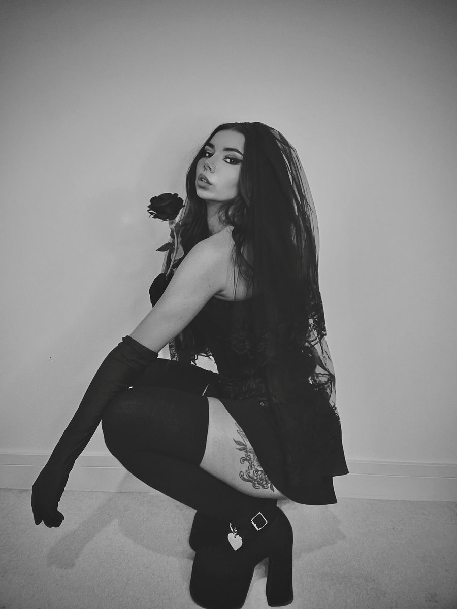 EmOrSomething's tweet photo. for halloween imma be yours https://t.co/qOjdoSjR2V