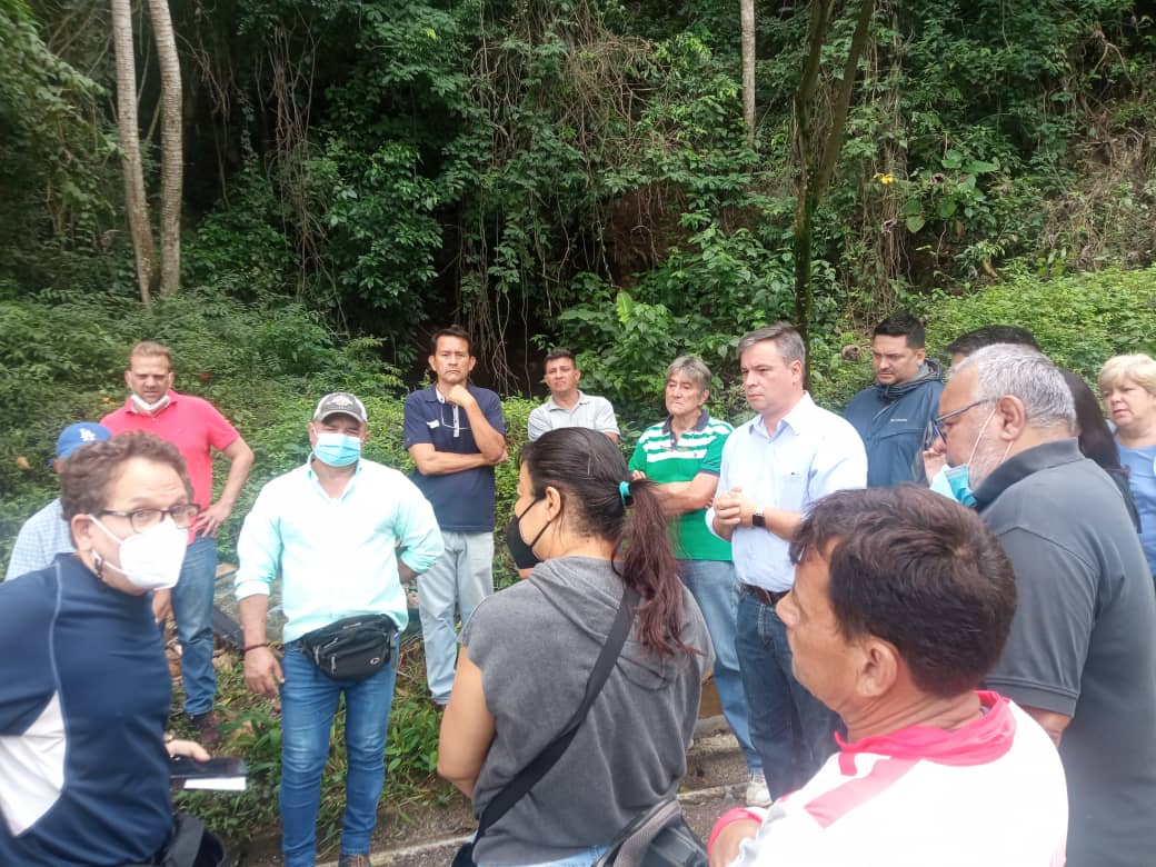 Juancavidal's tweet photo. Participación Ciudadana 🌳
Municipio Sucre.
#Lluvias

Hoy con los vecinos de la urb. @ParqueCaiza en la mediación ante las autoridades Regionales y Municipales para solucionar el problema en la vialidad, causada por las lluvias.

Atención.
@lAlcaldiasucre @MirandaGob @ZMiranda43 https://t.co/mRZjmkezPs