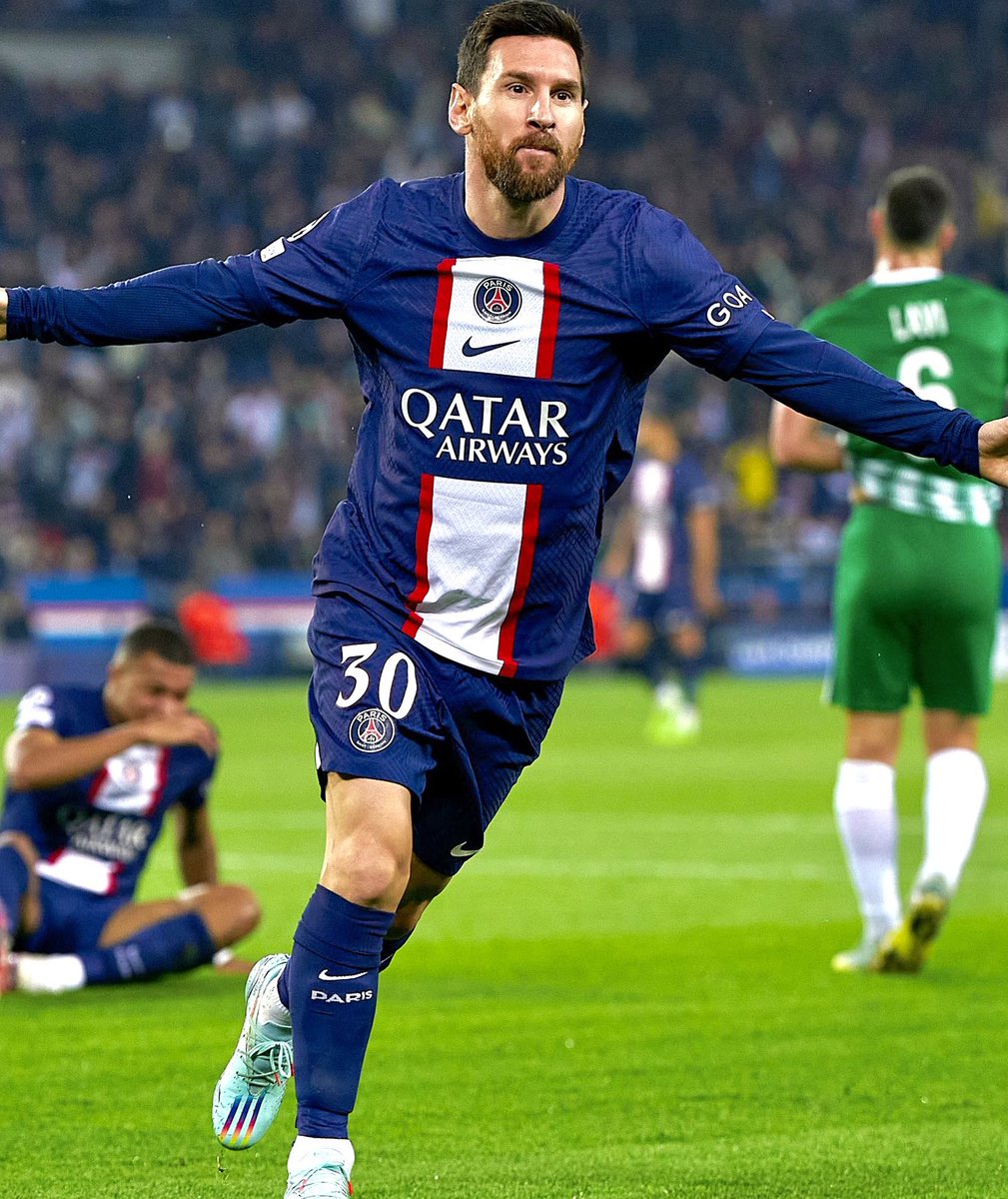 renacova's tweet photo. Messi a sus 35 años en este 2022:

▪️41 partidos.
▪️27 goles.
▪️25 asistencias

Pero ya lo querían retirar 😅 https://t.co/TUClm1ha1g