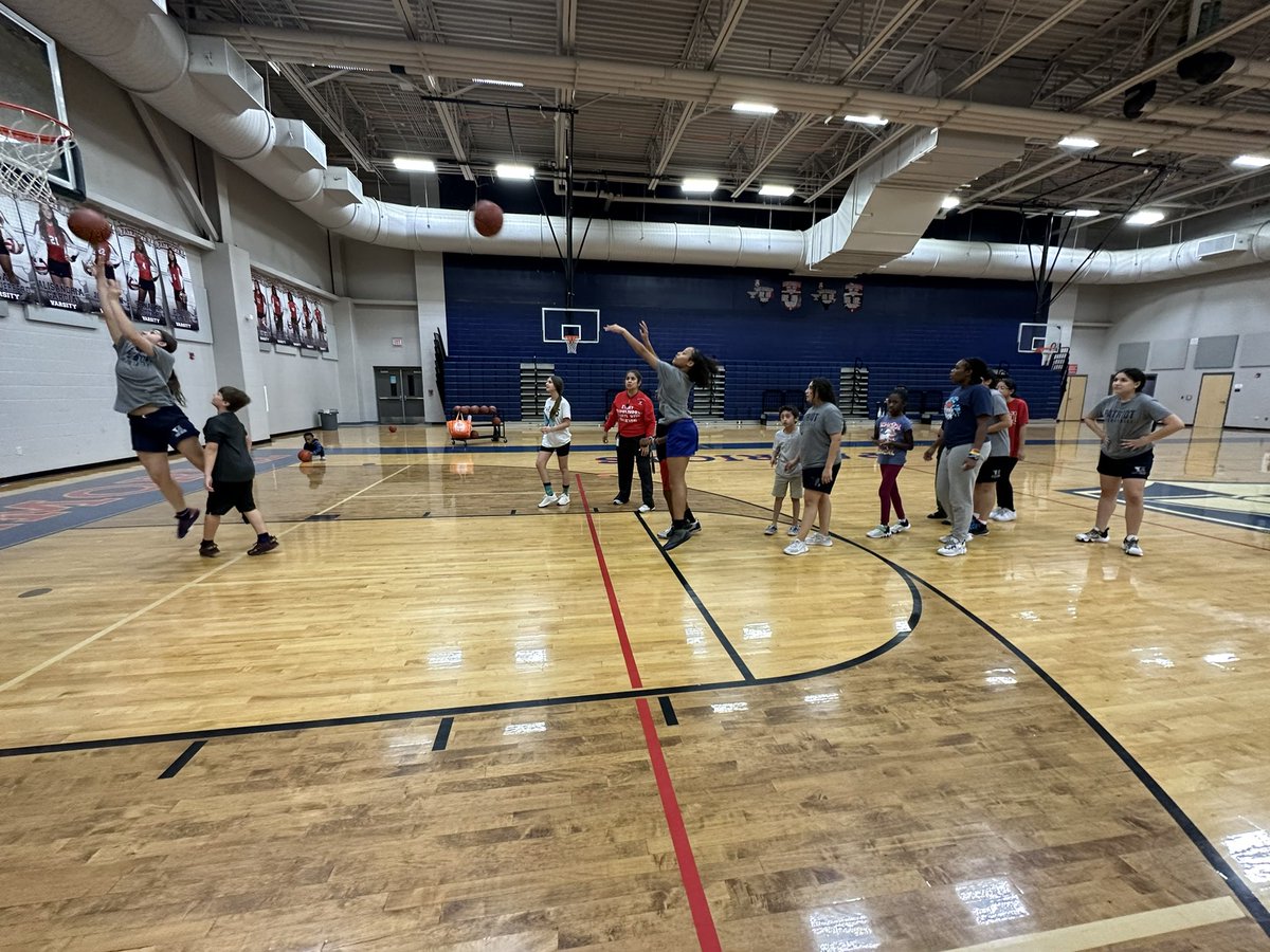 S/O to all our our patriot siblings in competing in our knockout competition🏀💙❤️ #Patriotnation #EETED #VMHS #operationhome #DBNL <a href="/SAVeteransHS/">Veterans Memorial High School</a> <a href="/JudsonISD/">Judson ISD 🍎</a> <a href="/carrmead/">Jessica Carrasco Meador</a> <a href="/CoachSSpicer/">Coach S.Spicer M. Ed</a> <a href="/Jaeesquivel10/">Jacqueline Esquivel</a>