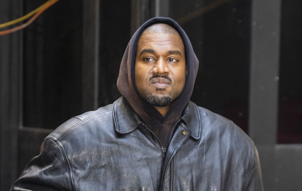 helovesgui's tweet photo. 🚨URGENTE: Kanye West foi expulso da Escola Secundária Ferreira Dias!!!!! https://t.co/qtJcLEPLgp