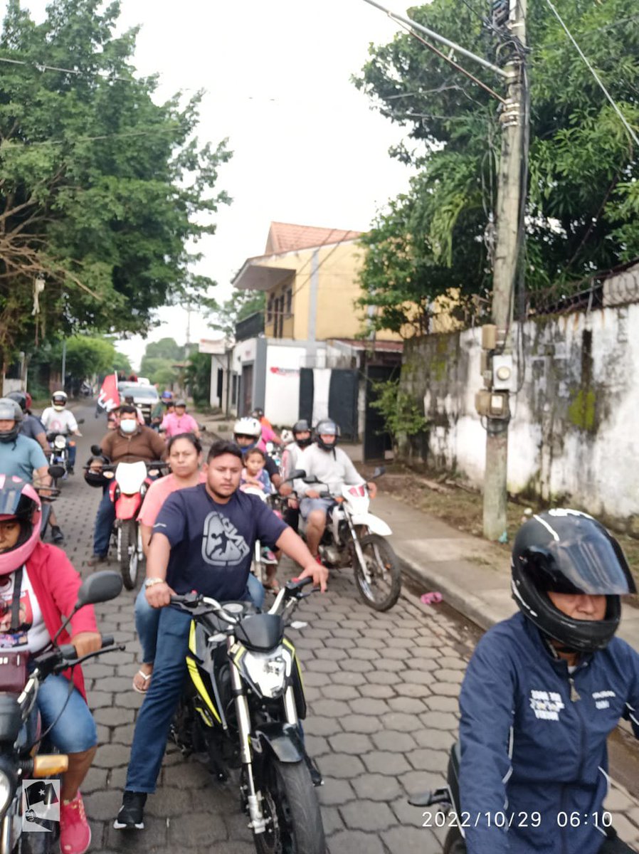 LaLuchaSigue79's tweet photo. #Nicaragua | Militancia Sandinistas y familias de Chinandega, participan en una alegre Diana, llena de algarabía y amor revolucionario, en respaldo a la fórmula ganadora para Alcalde y Vicealcalde de dicho departamento. 🇳🇮✊🔴⚫

#2022PuebloVictorioso 
#UnidosVencemosVenceremos https://t.co/YXqVfdYj3I