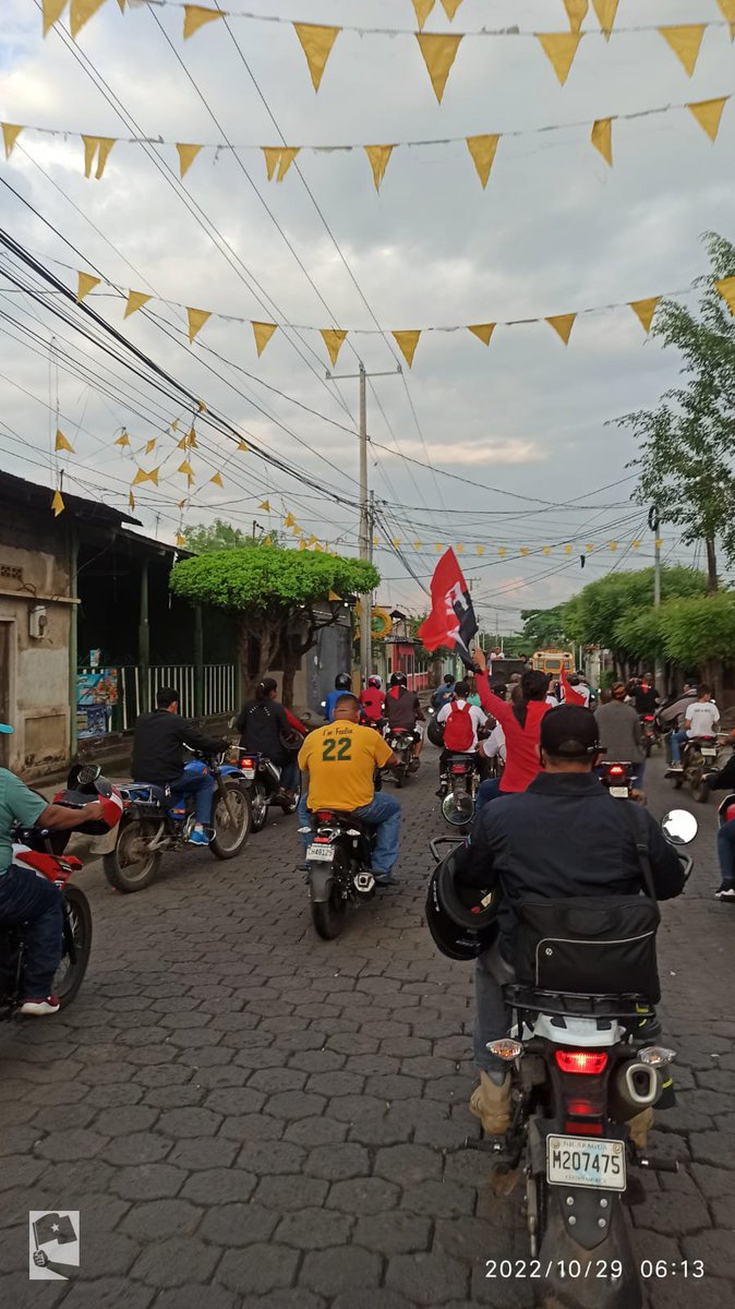 LaLuchaSigue79's tweet photo. #Nicaragua | Militancia Sandinistas y familias de Chinandega, participan en una alegre Diana, llena de algarabía y amor revolucionario, en respaldo a la fórmula ganadora para Alcalde y Vicealcalde de dicho departamento. 🇳🇮✊🔴⚫

#2022PuebloVictorioso 
#UnidosVencemosVenceremos https://t.co/YXqVfdYj3I