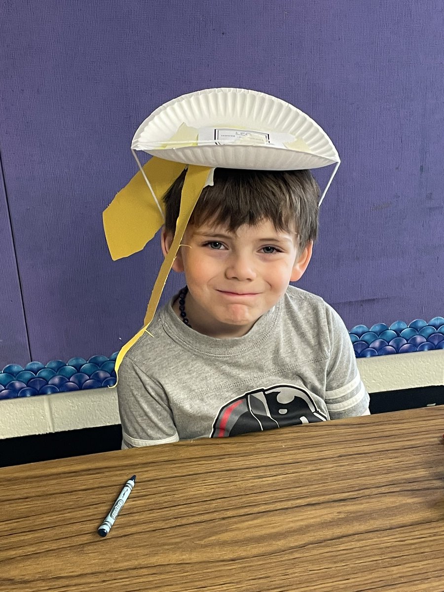 teachinginRVA's tweet photo. STEAM House Day!
Make a hat that: stays on your head, has your house color, your name, and your house name/animal tag! #creativekinders 
🖤💚💛❤️💙
🦂🦅🦁🐎🐻 https://t.co/Zz2loVpsoT