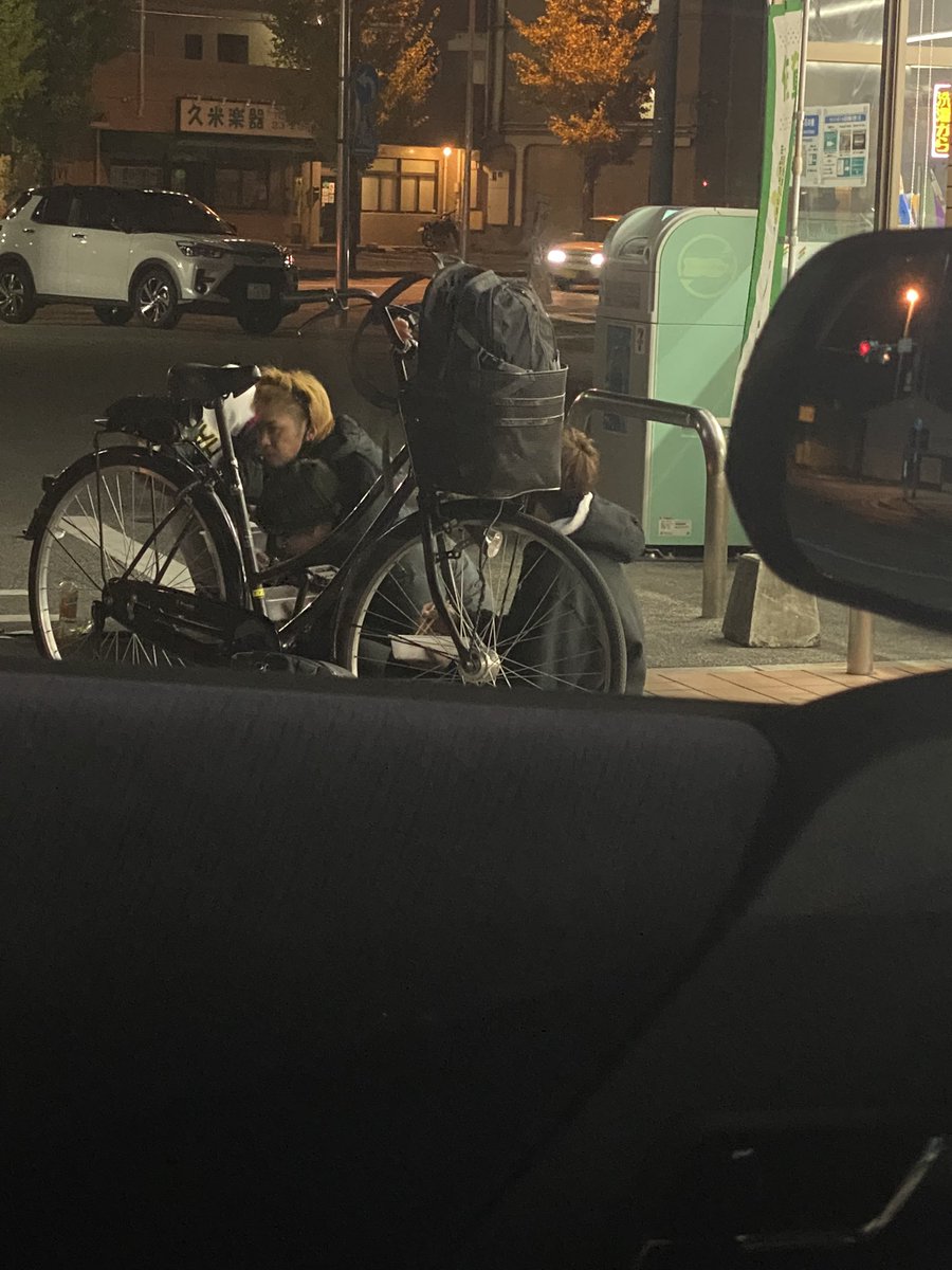 コンビニの駐車場にチャリできて座り込んでカップ麺とか絶滅危惧種だろ