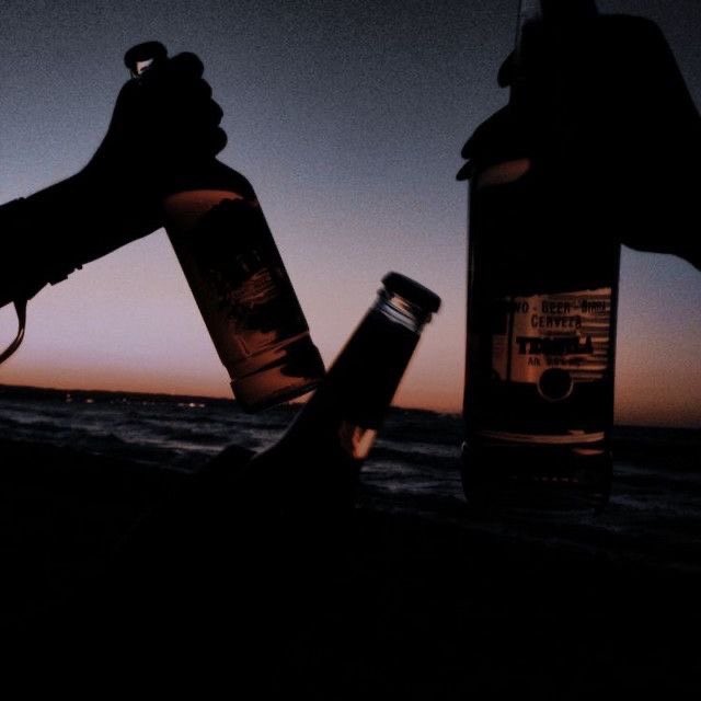 obxhcs's tweet photo. just a regular day for the pogues, kiara makes sandwiches for the boys &amp; pope helps ofc. jj brings the beer &amp; john b brings the hms pogue, they always end the night filled with laughter ❤️‍🩹 - alo https://t.co/XlsSHAZxik
