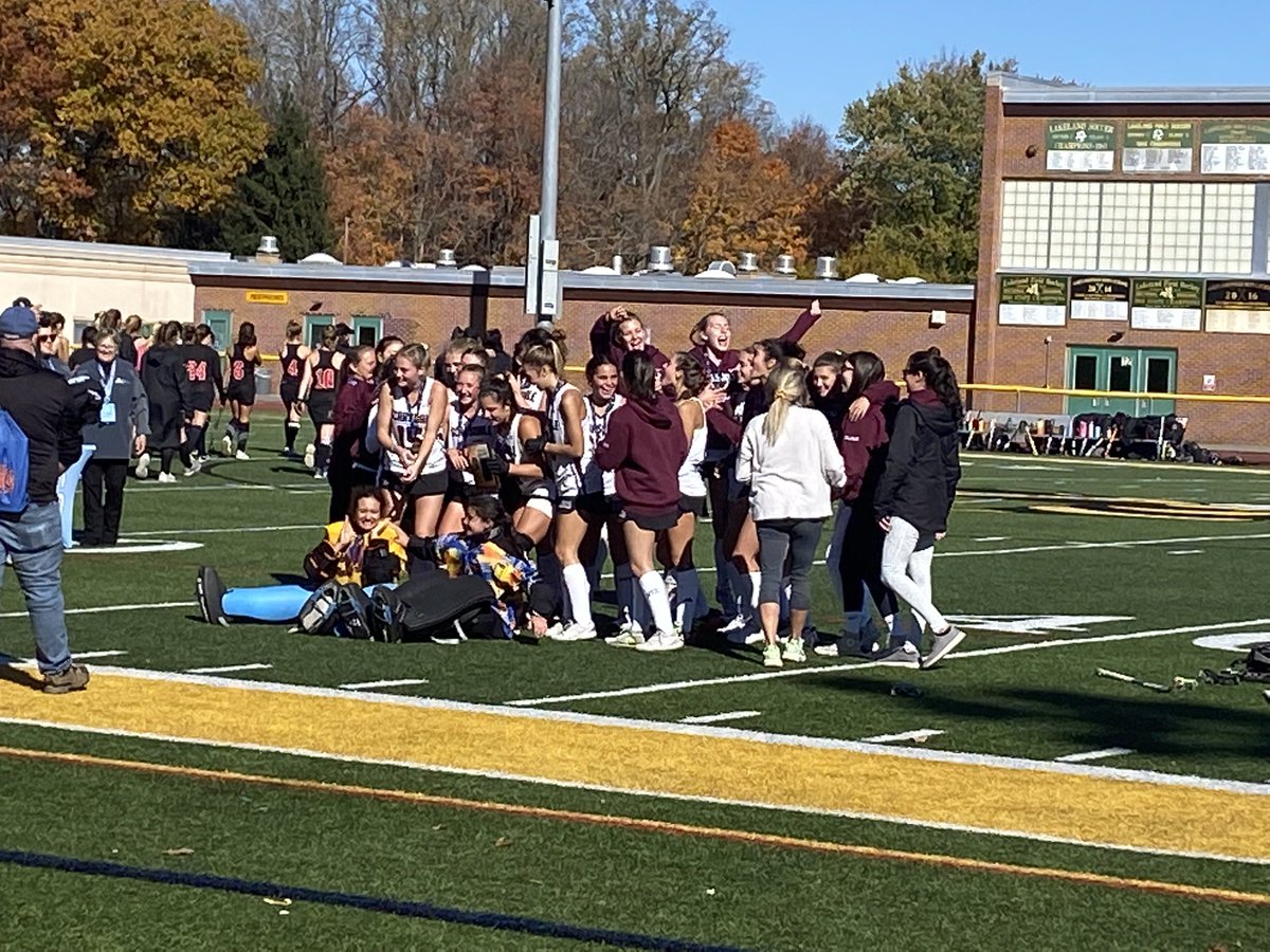 smspe10583's tweet photo. Behind every championship team are awesome ball girls.  Way to go Caitlin, Katie, Ali &amp; Maddie. Huge congratulations to Scarsdale Field hockey for their 3-2 OT sectional victory!  #scarsdalemspride #smsperocks #teamwork #hardwork #ders #dersfaithful #10583 https://t.co/tuInDTQmmO