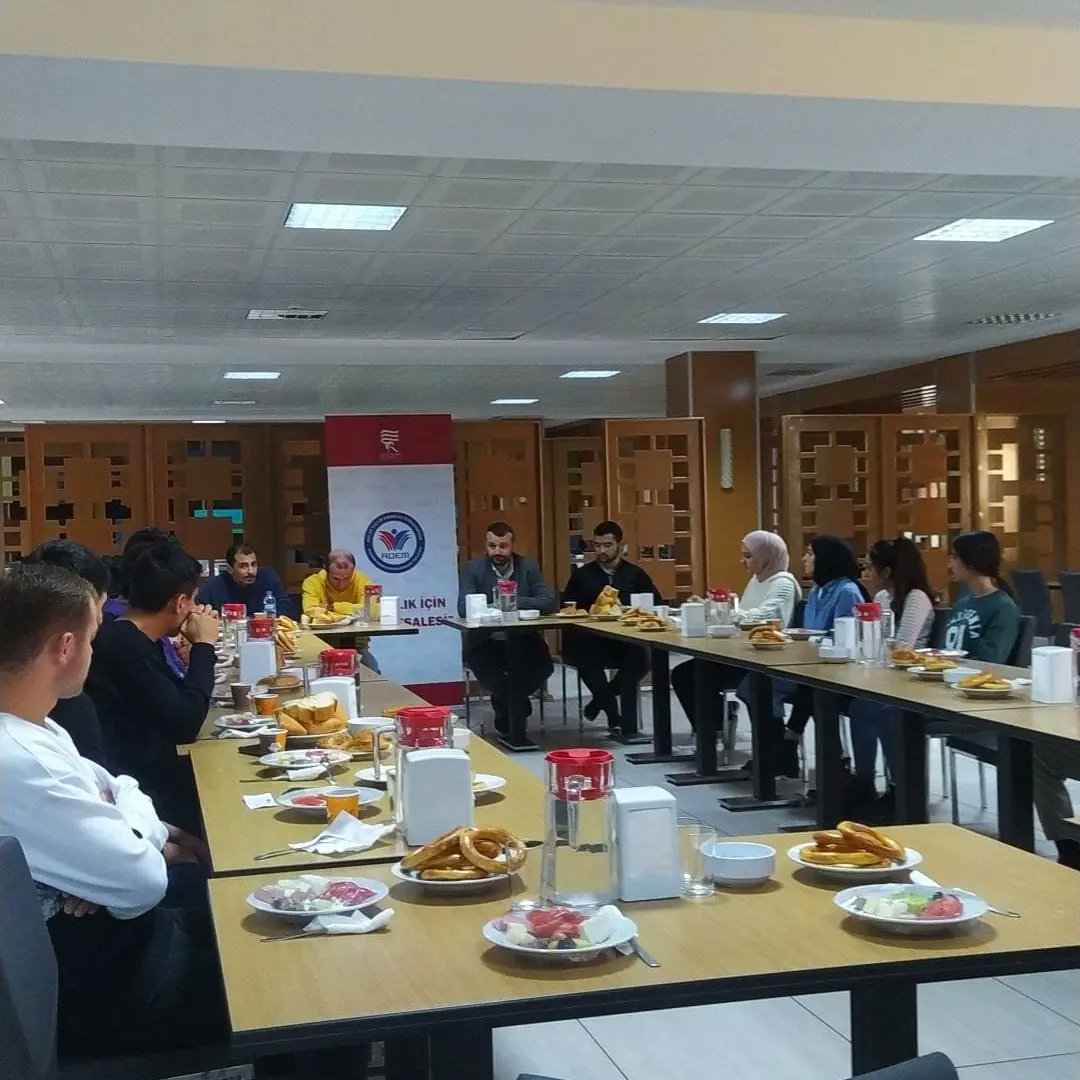 RteuADEM's tweet photo. Topluluk olarak kahvaltı programında arkadaşlarımızla ve @hdemircan53 hocamızla bir araya geldik. Birlikte sohbet ettiğimiz, eğlenceli etkinlikler gerçekleştirdiğimiz güzel bir organizasyon oldu. Yönetim kurulu üyesi arkadaşlara emeklerinden dolayı teşekkür ederiz

#iyikiademvar https://t.co/v8InGLIQL5