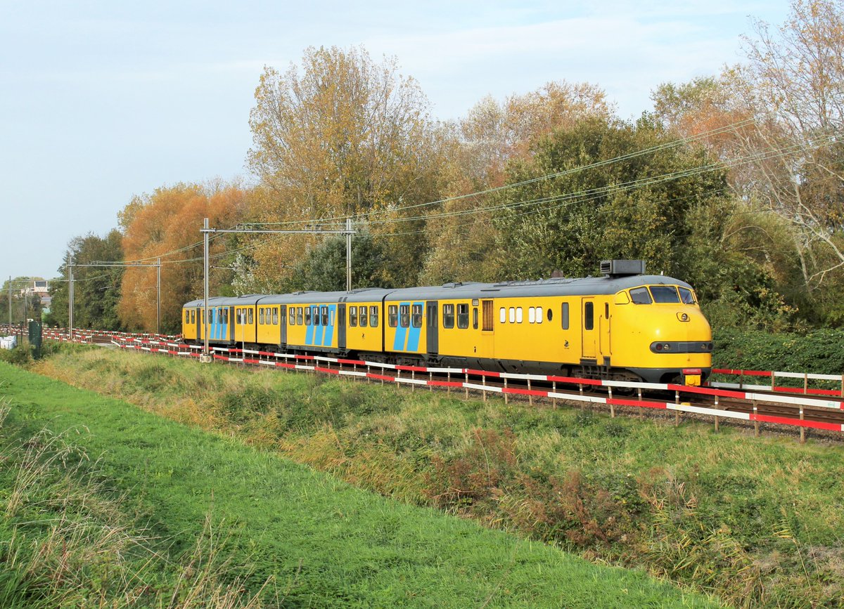 erwinstreinen's tweet photo. Vandaag reed @NVBSspoor i.s.m. 2454CREW de 'Haasje-over Express', hier te #Delft richting #Schiedam
1: motorpost mP 3029 met 2 rijtuigen van @StoomstNed
2: Plan U 151
#2454crew #planu #motorpost #haasjeover #haasjeoverexpress #de3 #crew2454 #train #treinleven #eisenbahn https://t.co/3LXdCgqtZ6