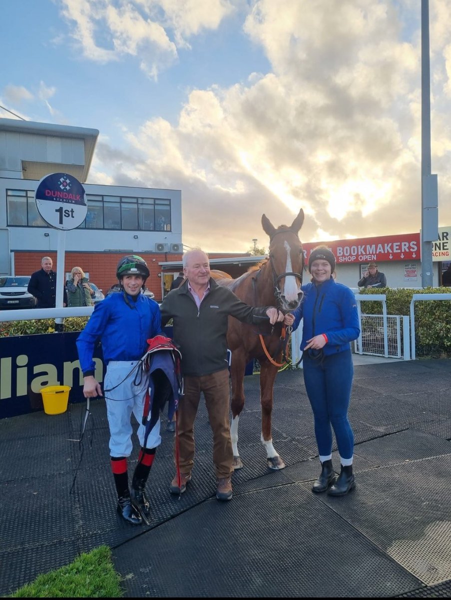 STARSPANGLEDWAVES our 800th winner 🥇 yesterday evening in the 4.55pm EBF 2 year old maiden <a href="/DundalkStadium/">Dundalk Stadium</a>
L to R, Connor Hoban, Pat Flynn, Starspangledwaves and Anna Holohan.